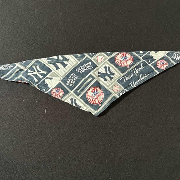 It’s a bandana! Bundle of 2 Yankees bandanas for pups in 2 sizes. EUC - Picture 3 of 9